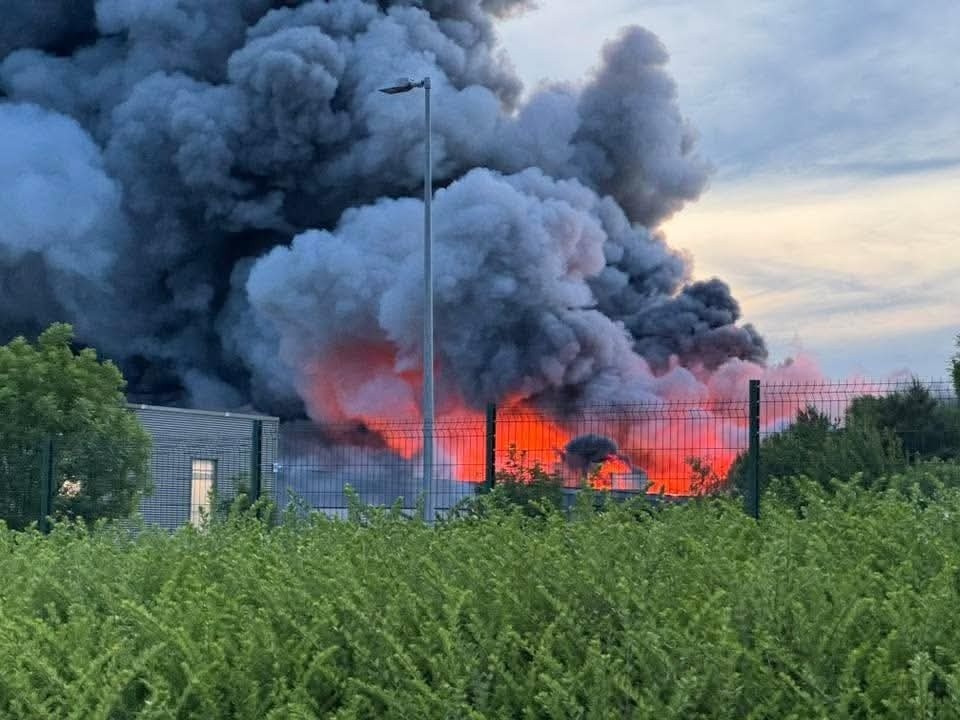 Roissy-en-France : un spectaculaire incendie ravage l’usine du Gourmet Parisien, sans faire de victimes